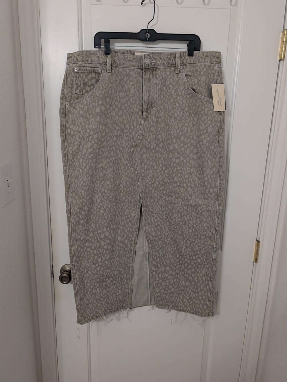 NWT Universal Thread Leopard Denim Midi Maxi Skirt Gray Size 17 Raw Hem
